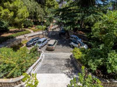 Da questa stanza possiamo infine accedere al balcone in pietra, dal quale possiamo avere una visuale completa del rigoglioso giardino che circonda Villa Sbis�